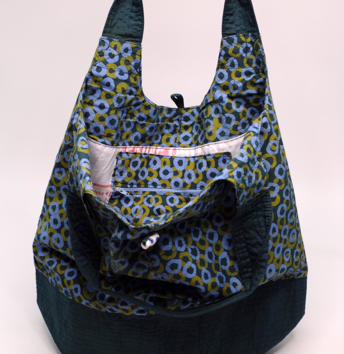 Bucket bag with a green ring pattern