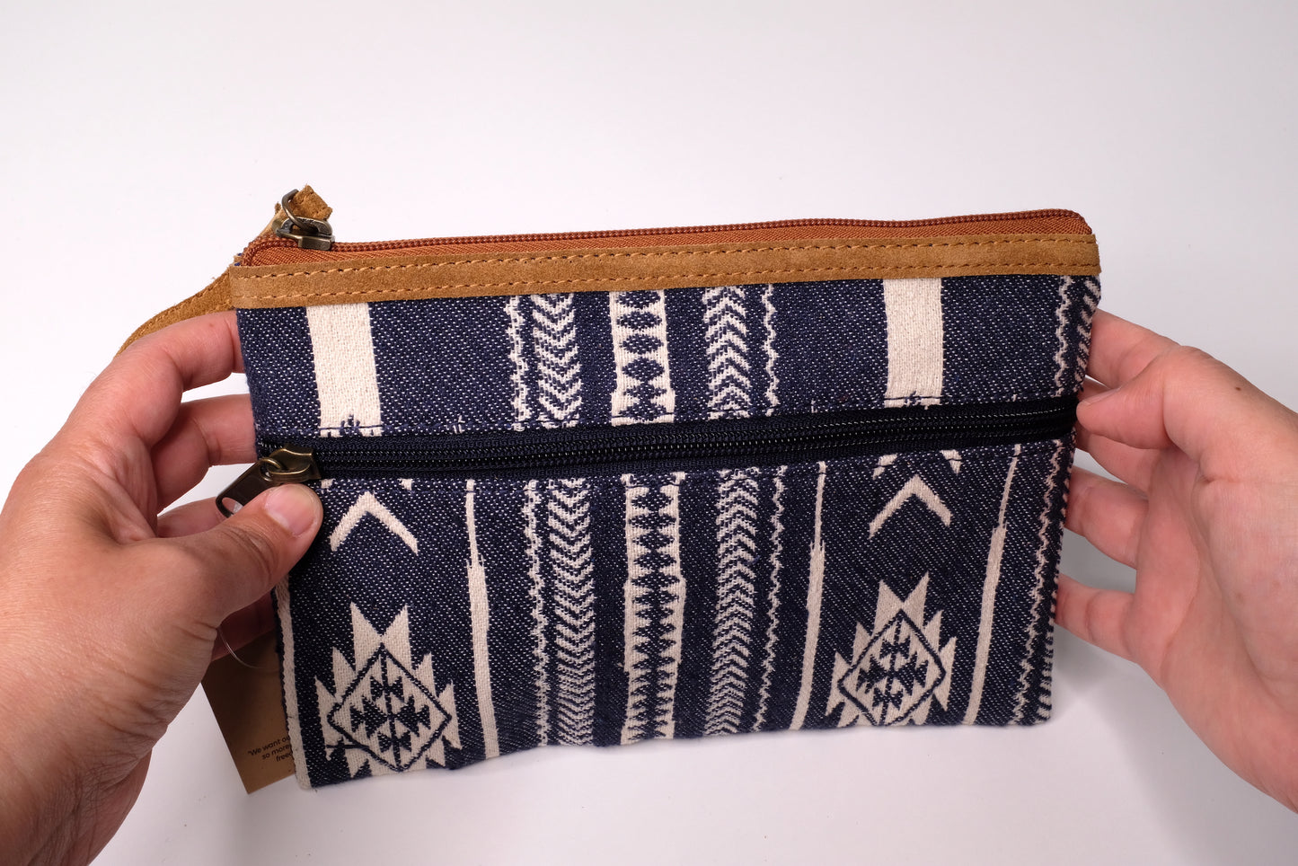 Clutch in blue made from cotton and suede.